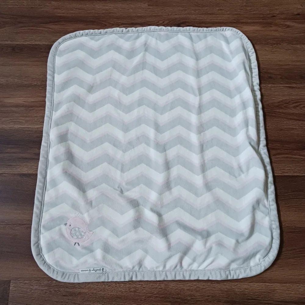 Blankets and Beyond Pink Gray White Chevron Stripes Baby Blanket Bird 30 x 26‎
